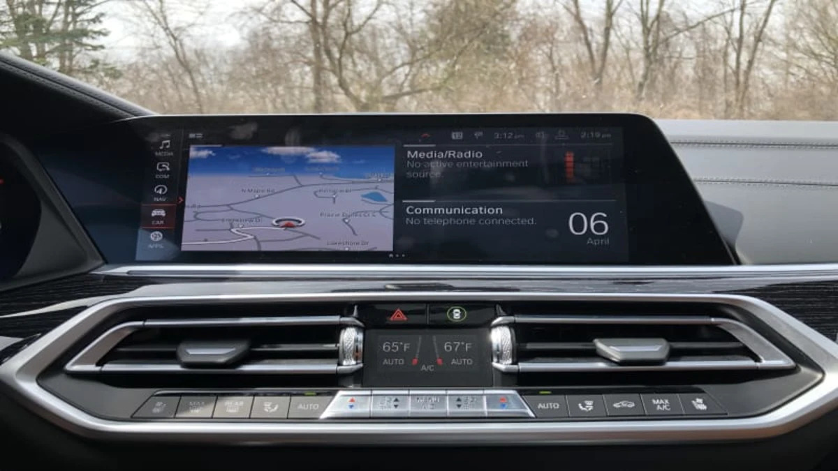 BMW iDrive 7.0 Infotainment Review | Bugs fixed and party tricks